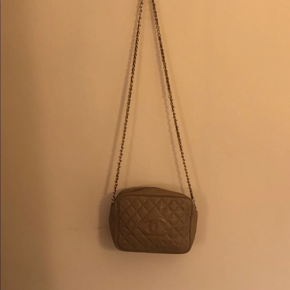Elegant Tan Quilted Crossbody Bag - Picture 1 of 5